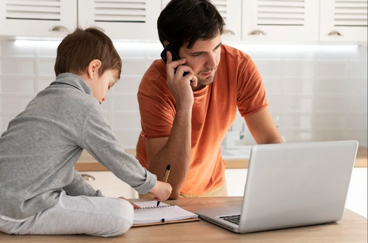 Từ ngày 15/12/2025, trường hợp cha mẹ bỏ bê không chăm sóc, dạy dỗ con trẻ có thể bị xử phạt đến 20 triệu đồng. (Ảnh minh họa)