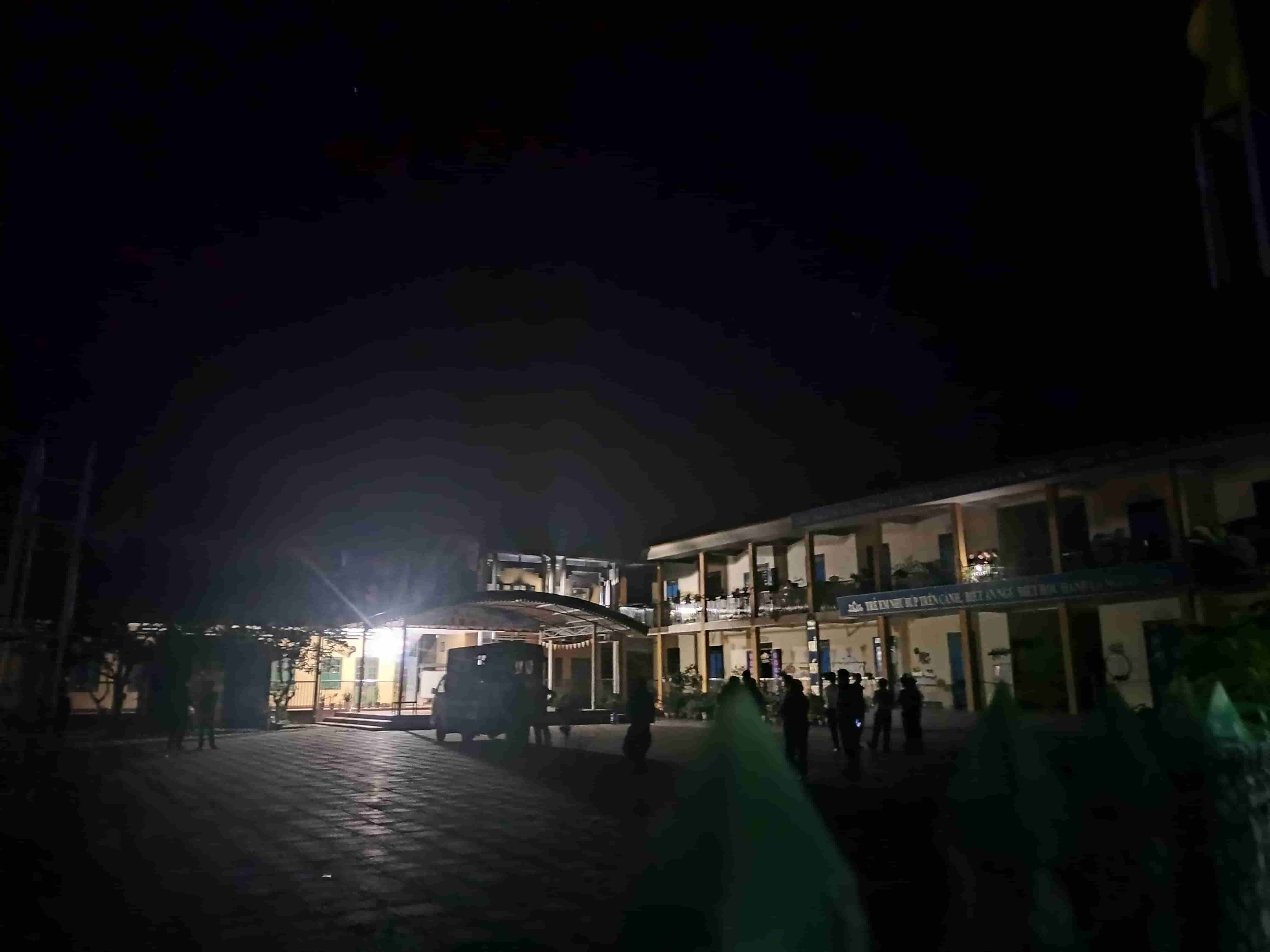 Cơ quan Công an phong tỏa hiện trường, điều tra nguyên nhân vụ cháy. Ảnh: Văn Đức