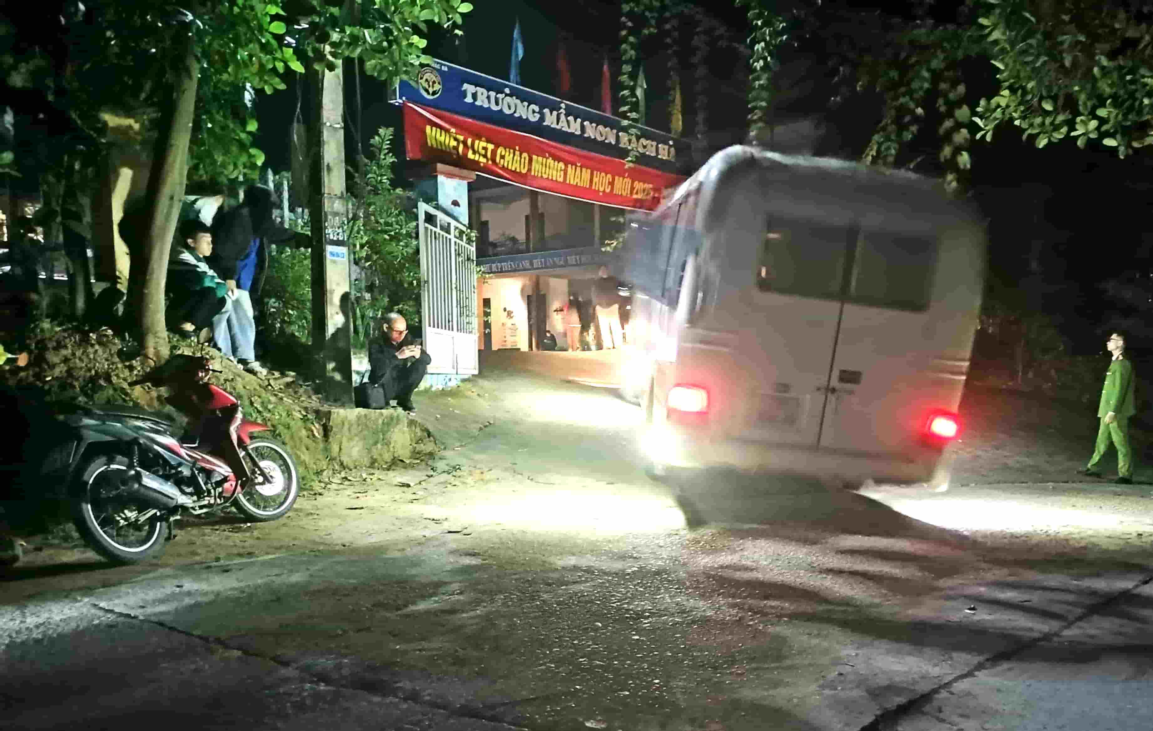 Xe tang lễ đưa thi thể nạn nhân về mai táng. Ảnh: Văn Đức